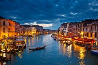 Фотообои для спальни Венеция вечером